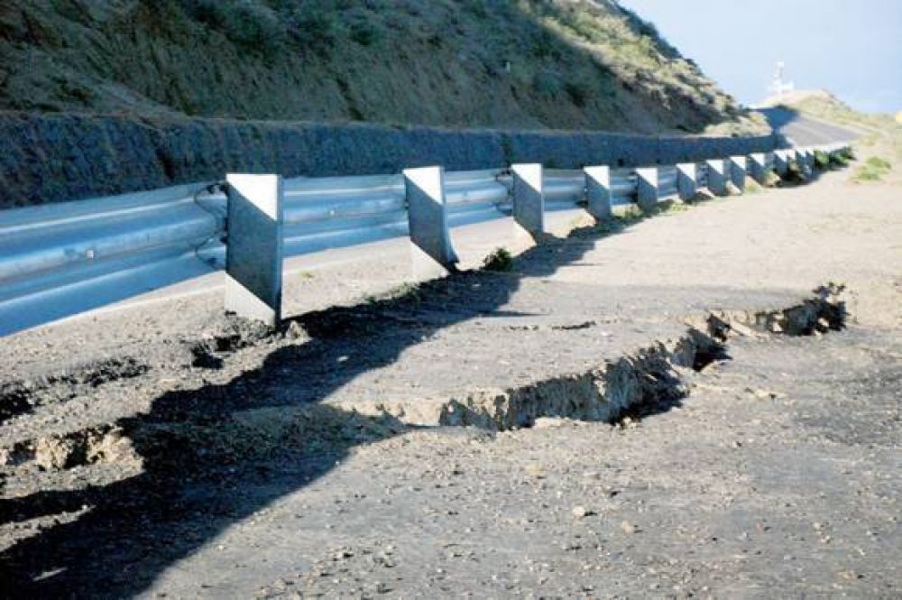Confirman que hubo un desplazamiento del cerro en el camino J.D. Per�n y podr�an modificar su traza