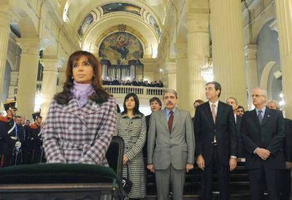 En medio de la pol�mica por el asueto, CFK presidi� los actos en Tucum�n