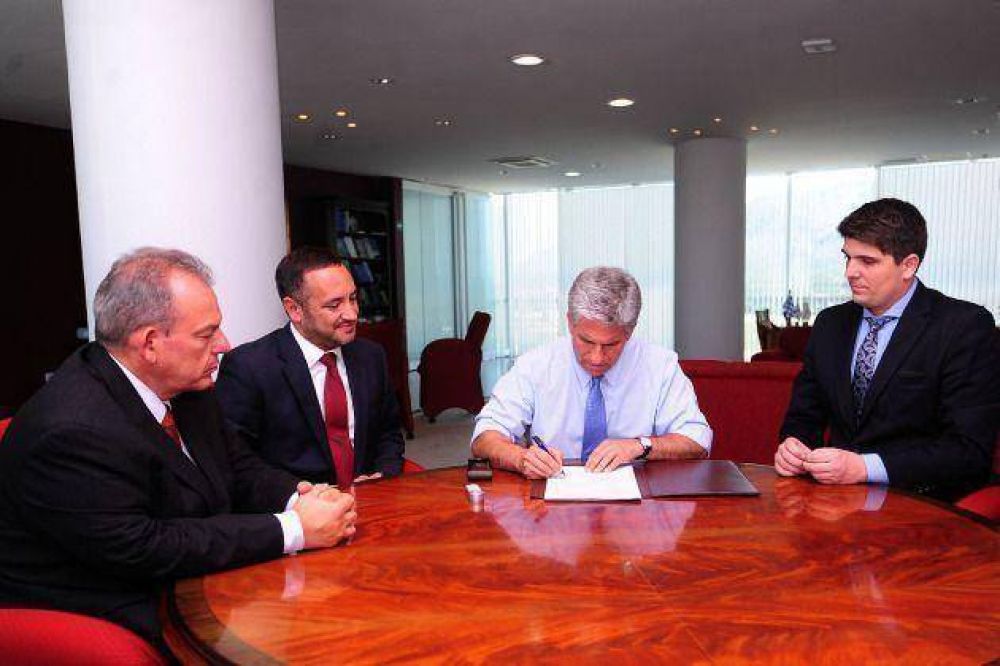 El gobernador firm� el proyecto PIE para remitirlo a la Legislatura