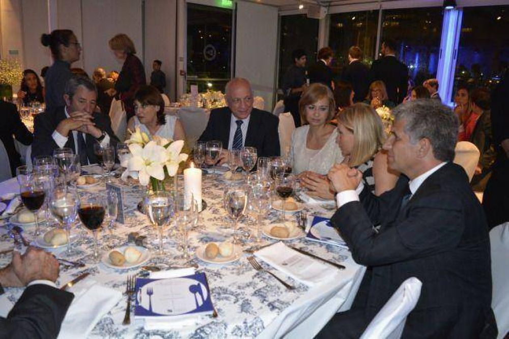 El gobernador en la cena de la Fundaci�n INECO