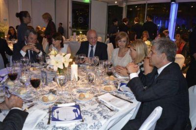 El gobernador en la cena de la Fundaci�n INECO