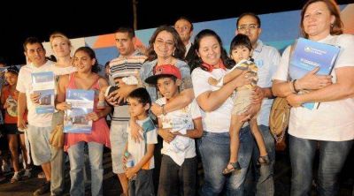 Entregaron 120 viviendas