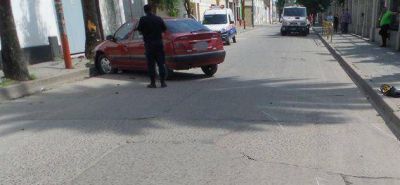 Alcoholizado, huy� del control policial e impact� contra un �rbol