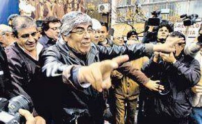 Tras los gestos del Gobierno, Moyano llam� a su tropa a defender la gesti�n