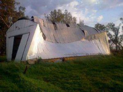 Viento huracanado volc� un cami�n en la Ruta 5 y aplast� un tinglado en Ayarza