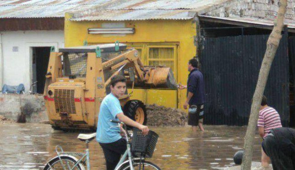 Intensos trabajos para evitar que el agua inunde la ciudad
