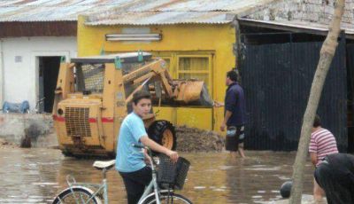 Intensos trabajos para evitar que el agua inunde la ciudad
