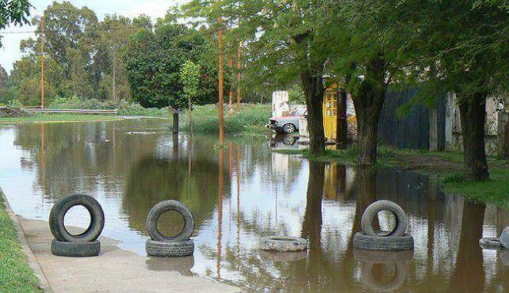 La ciudad sufre serios desbordes de arroyos