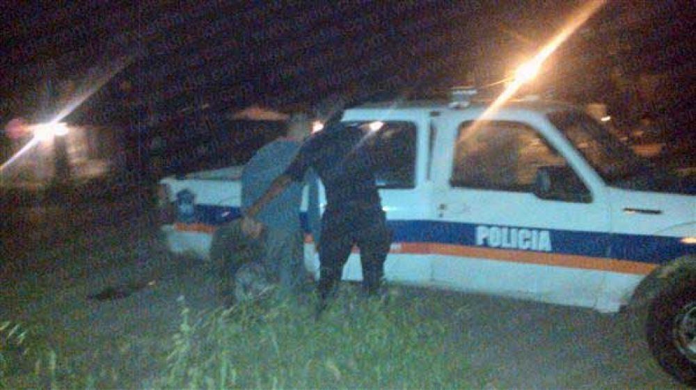 Quiso robar una moto, pero un polic�a lo bale� en una pierna    