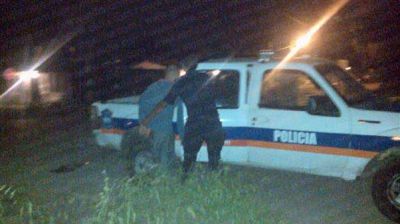 Quiso robar una moto, pero un polic�a lo bale� en una pierna    