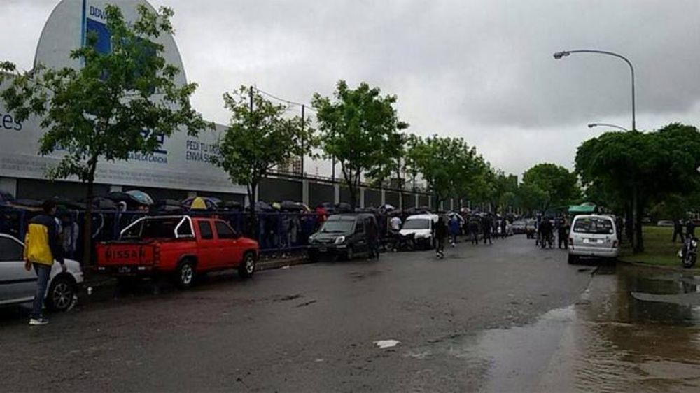 Ni el temporal detuvo la pasi�n de los hinchas de Boca
