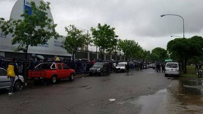 Ni el temporal detuvo la pasi�n de los hinchas de Boca