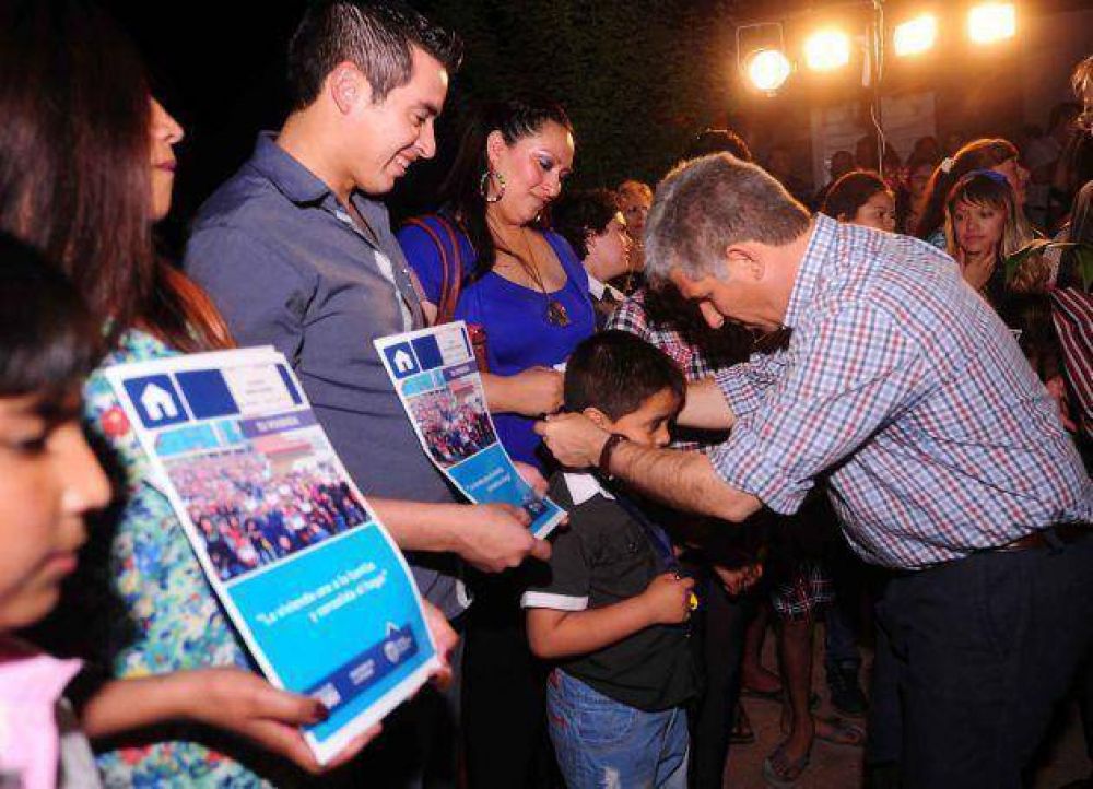 En el lapso de 30 d�as, Poggi inicia m�s de 2 mil viviendas sociales