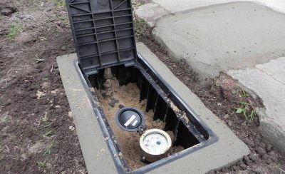Tienen agua en la veredas y no es por la lluvia: les robaron los medidores