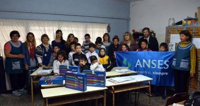 Estudiantes de la Escuela Especial N� 502 recibieron sus netbooks