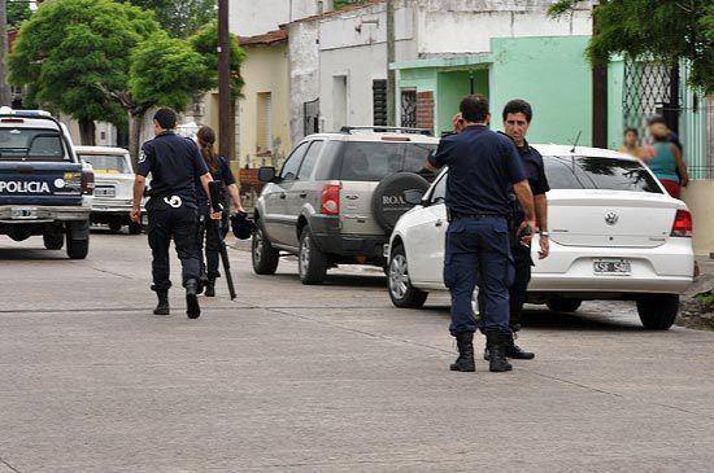 Detienen a un hombre por robo, otro se escap� por los techos