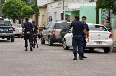 Detienen a un hombre por robo, otro se escap� por los techos
