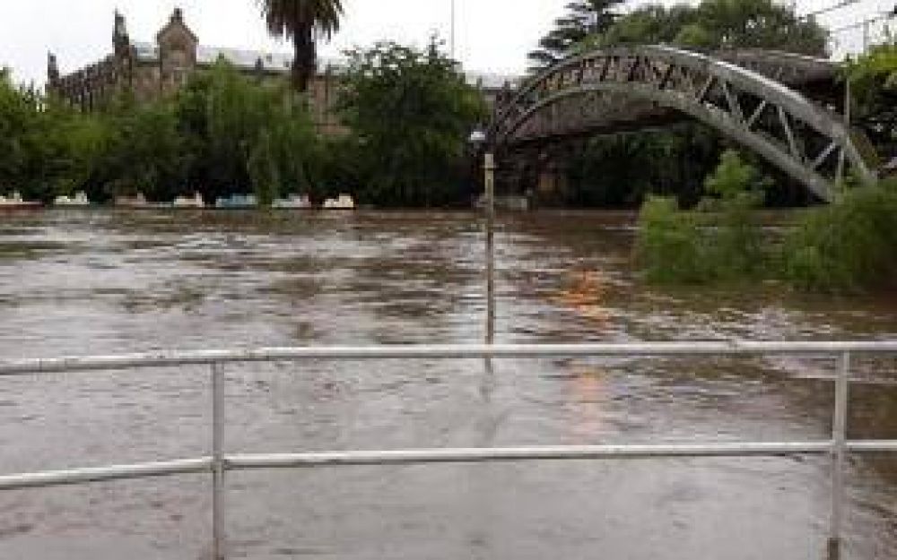 Alerta roja en Luj�n: El r�o crece 20 cent�metros por hora y aumentan los evacuados