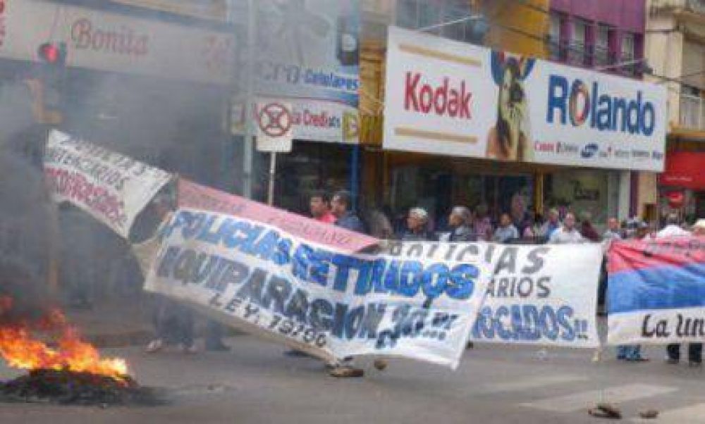 Reclamo de Polic�as Retirados: �No vemos motivo para que contin�en con esta actitud�