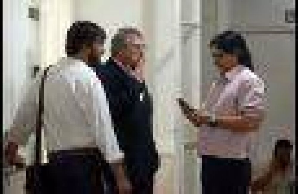 Piedra libre: los mismos legisladores que deben velar en la provincia por la ley antitabaco son los que la violan