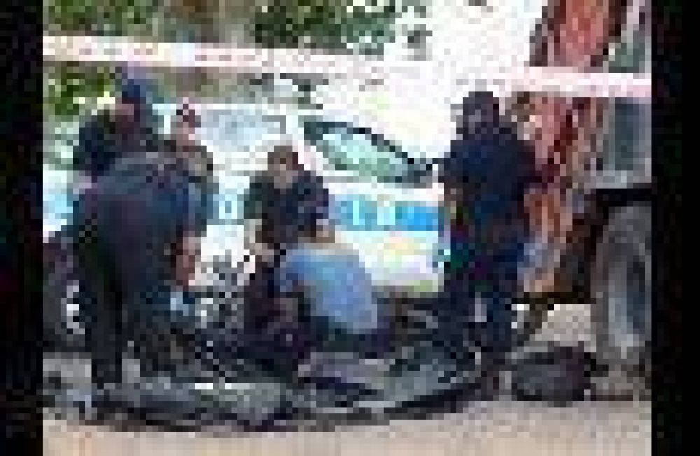 Un motociclista muri� al chocar con la rueda de un cami�n de basura