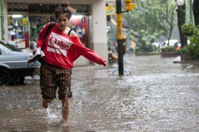 Calles inundadas y cortes de luz en la Ciudad de Buenos Aires por la tormenta