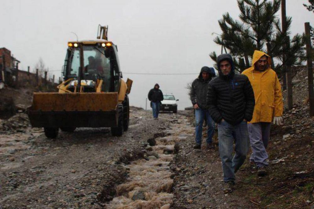 Tarde-noche invernal: vuelan techos, caen cables y �rboles en distintos sectores