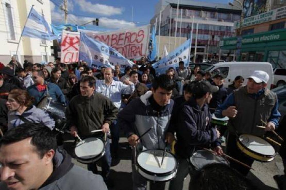 Polic�as de R�o Gallegos y Caleta se acuartelaron y esperan respuesta de Gobierno