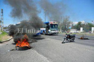 Denuncian penalmente a los usurpadores desalojados ayer de barrio Don Emilio