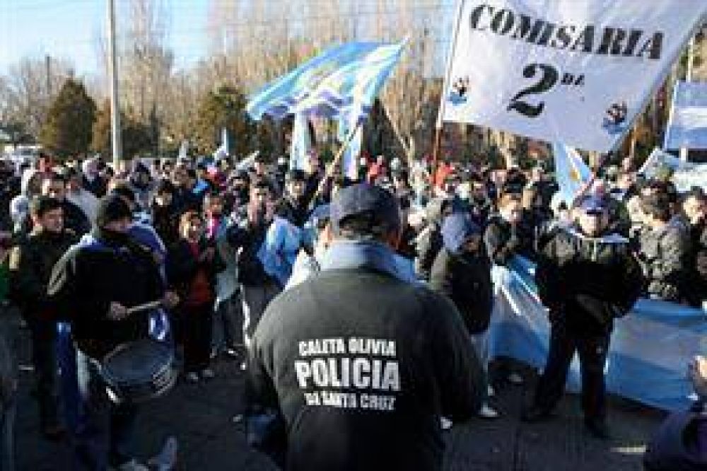 Santa Cruz: policas de Ro Gallegos y Caleta Olivia, acuartelados para pedir aumentos de salarios