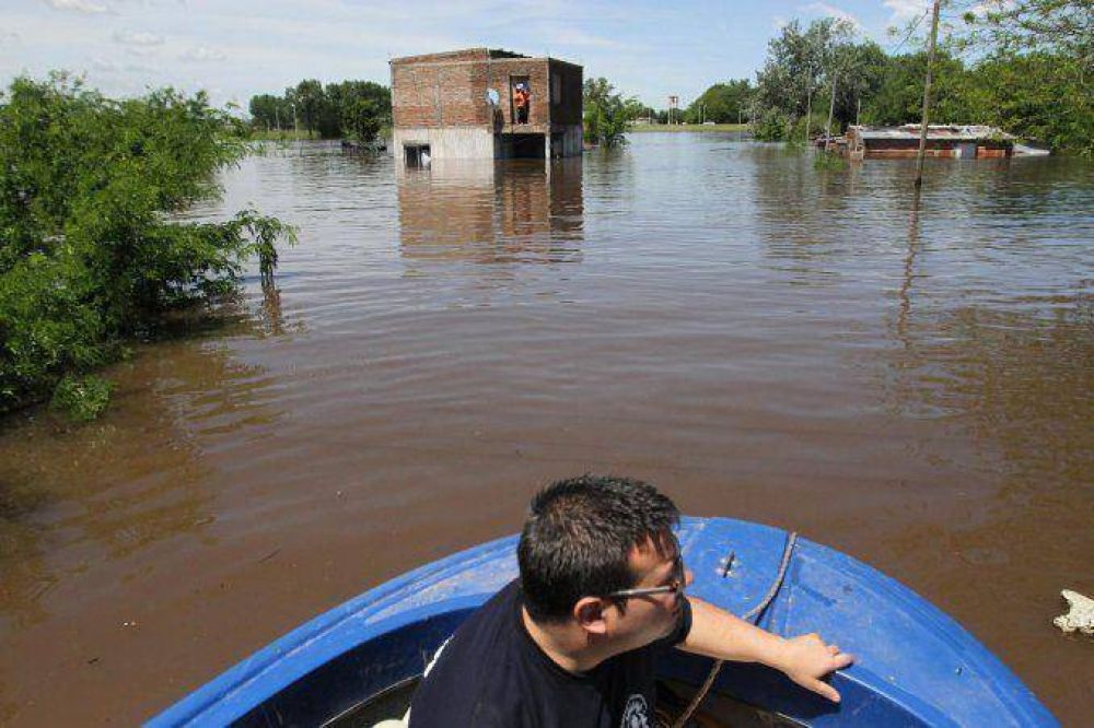 Luj�n: el r�o sigue creciendo y buscan a un joven que se arroj� desde un puente