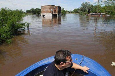 Luj�n: el r�o sigue creciendo y buscan a un joven que se arroj� desde un puente