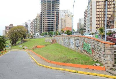 Duras cr�ticas a las pintadas de la �ola naranja� en paseo costero