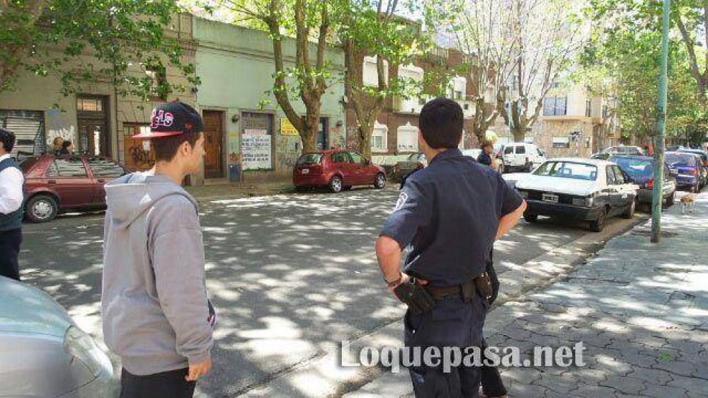 Lo intentaron robar en Plaza Mitre y la polic�a no lo ayud�