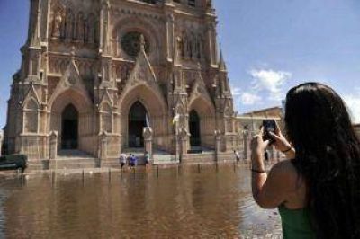 El Rio Luj�n volvi� a subir y el agua lleg� a la Bas�lica 
