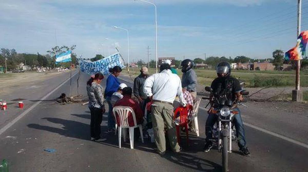 14 abor�genes contin�an cortando la ruta 11 en dos tramos