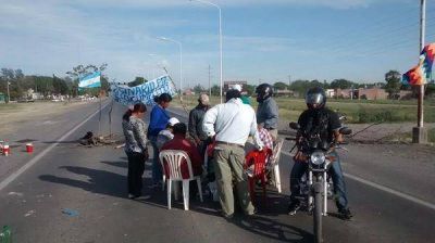 14 abor�genes contin�an cortando la ruta 11 en dos tramos