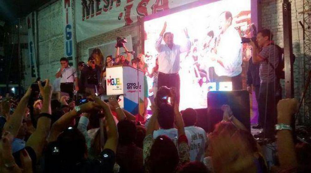 Con un acto pol�tico proclamaron a Isa como candidato a Gobernador