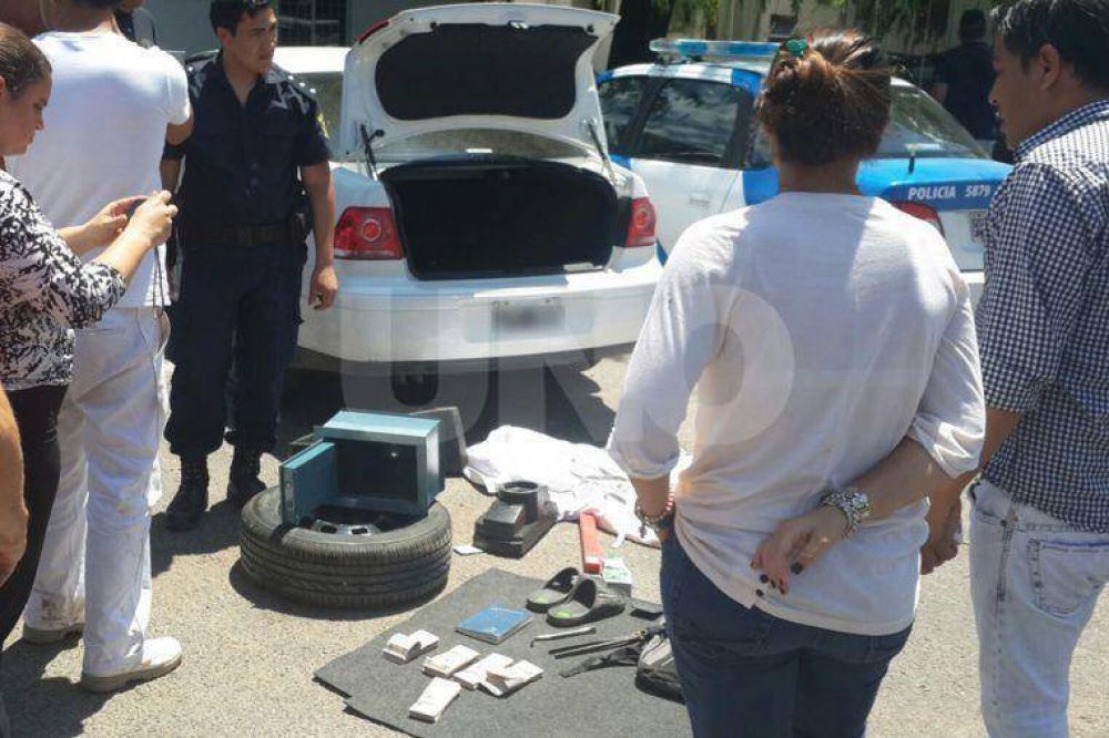 Recreo Sur: Tres ladrones robaron un auto sin saber que ten�a 50 mil pesos en efectivo en el ba�l
