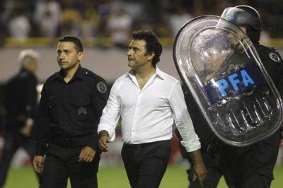 En la Bombonera, a Leo Astrada y Hern�n D�az le recordaron el descenso de River y les tiraron maiz