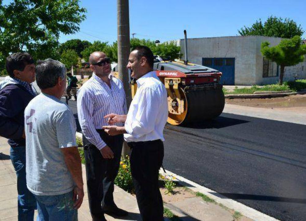 Larraaga recorri obra de asfalto en calle Ro de La Plata
