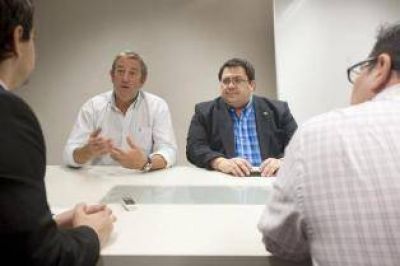 Cobos duda si fue beneficiosa la foto de Cano con Massa