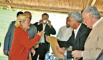 Entregaron las 19 viviendas en el loteo Fiorito y hay promesa de m�s