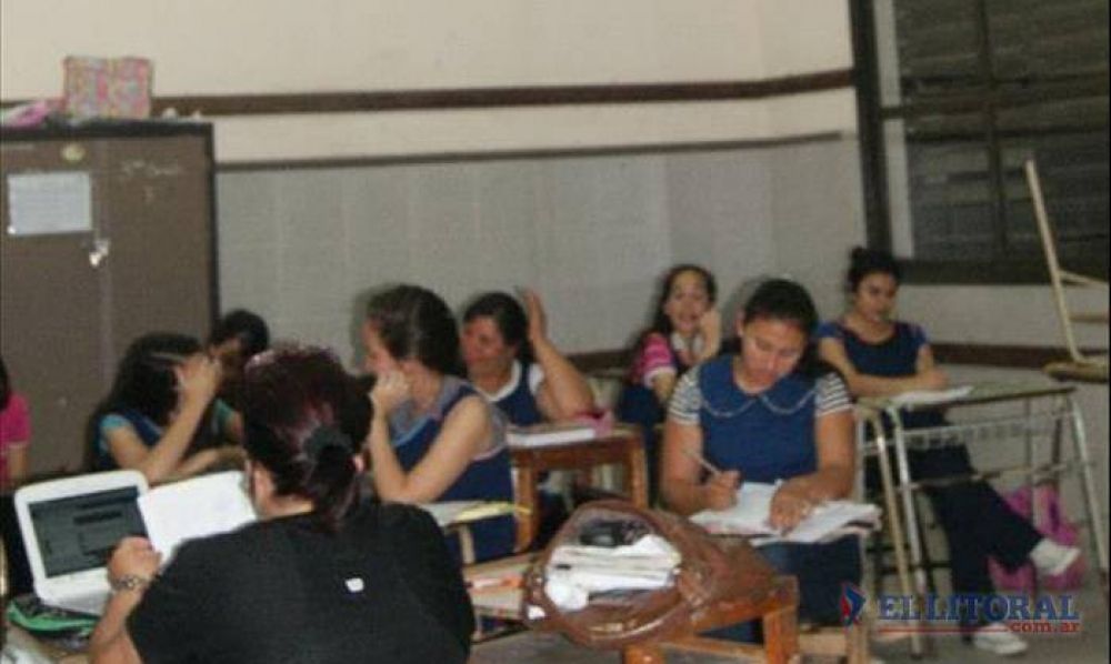 Bidones y clases en el patio por problemas edilicios en un IFD