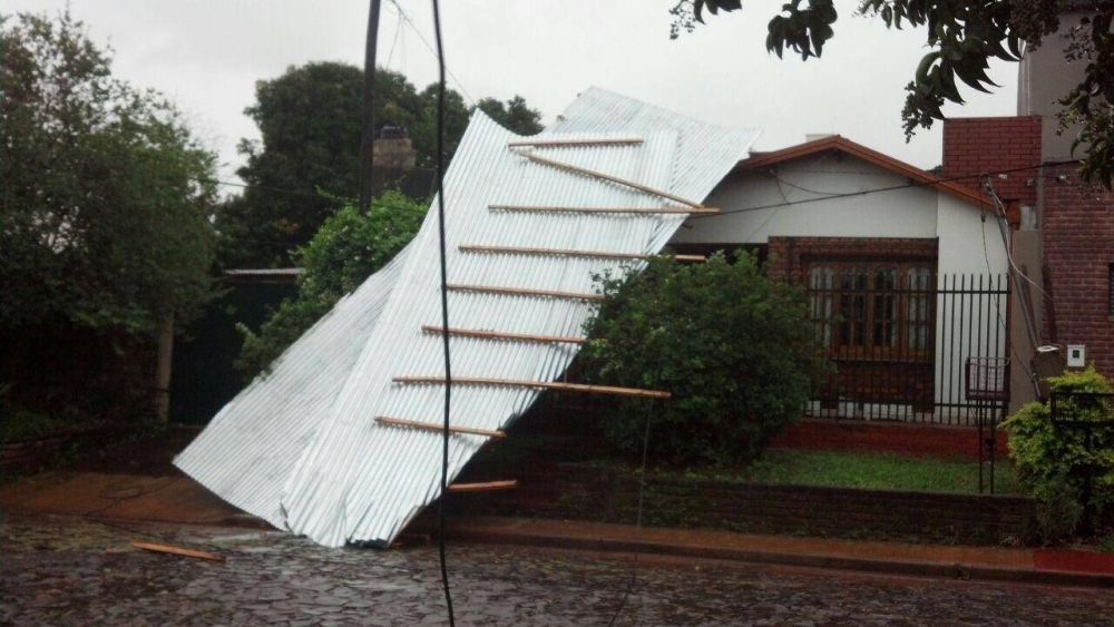 Los fuertes vientos provocaron la voladura total del techo de una vivienda