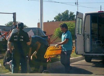 Despiste en avenida Fuerza A�rea: un auto termin� con dos ruedas en el canal