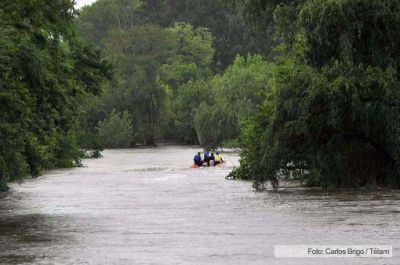 El r�o Luj�n baj� m�s de 55 cent�metros desde el pico de ayer y sigue la b�squeda del adolescente desaparecido