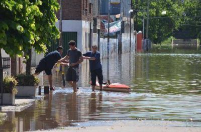 Mientras el agua se retira, los autoevacuados vuelven a casa