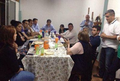 Adri�n P�rez contin�a las reuniones con los vecinos de Vicente L�pez