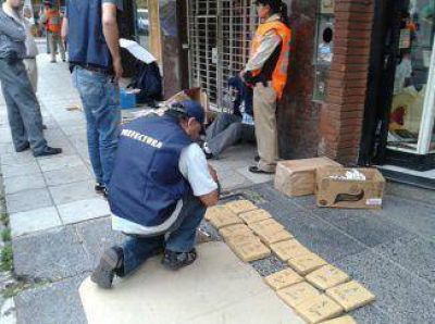 Detuvieron a dos mujeres con 100 kilos de marihuana en pleno centro de Quilmes
